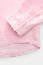 Vilebrequin Leinenhemd schmaler Kragen rosé shown from a close-up top-front angle, highlighting reines Leinen, luftige Leinwandbindung, leichte Qualität, weicher Griff, Regular Fit, schmaler Kragen, französische Knopfleiste, klassische Sportmanschette, au