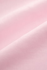 Close-up front view of Vilebrequin Leinenhemd schmaler Kragen rosé, a light pink pure linen shirt with a soft touch, airy canvas weave, light quality, regular fit, narrow collar, French button placket, classic sport cuffs, patch chest pocket, rounded heml