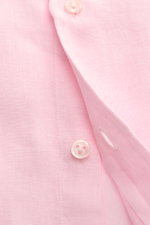 Close-up front perspective of Vilebrequin Leinenhemd schmaler Kragen rosé, showing pure linen, airy plain weave, lightweight quality, soft touch, Regular Fit, narrow collar, French button placket, classic sport cuff, patch chest pocket, rounded hem, and t