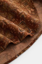 Nahaufnahme des Doppiaa Flanellhemds 'Aariosto' Kent-Kragen braun/hellbraun/grün gemustert aus Baumwoll-Flanell mit floralem Western-Muster, gerundeter Saum, weicher Griff.