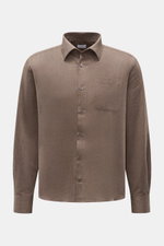 Front view of the 04651/ A trip in a bag Casual Hemd 'Rustic Shirt' Kent-Kragen dunkelgrau, a long-sleeve dark gray brushed cotton shirt with button closure and chest pocket. <p>Lässiger Stil trifft auf Komfort: Das 'Rustic Shirt' von 04651/ A TRIP IN A B