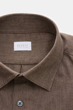Close-up front top view of the 04651/ A trip in a bag Casual Hemd 'Rustic Shirt' Kent-Kragen dunkelgrau showing its Kent collar and button detail, made from 100% brushed cotton with a soft touch.

<p>Lässiger Stil trifft auf Komfort: Das 'Rustic Shirt' vo