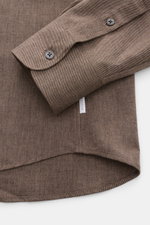 Close-up front-side view of 04651/ A trip in a bag Casual Hemd 'Rustic Shirt' Kent-Kragen dunkelgrau showing buttoned cuff and rounded hem in soft 100% brushed cotton.

<p>Lässiger Stil trifft auf Komfort: Das 'Rustic Shirt' von 04651/ A TRIP IN A BAG wir