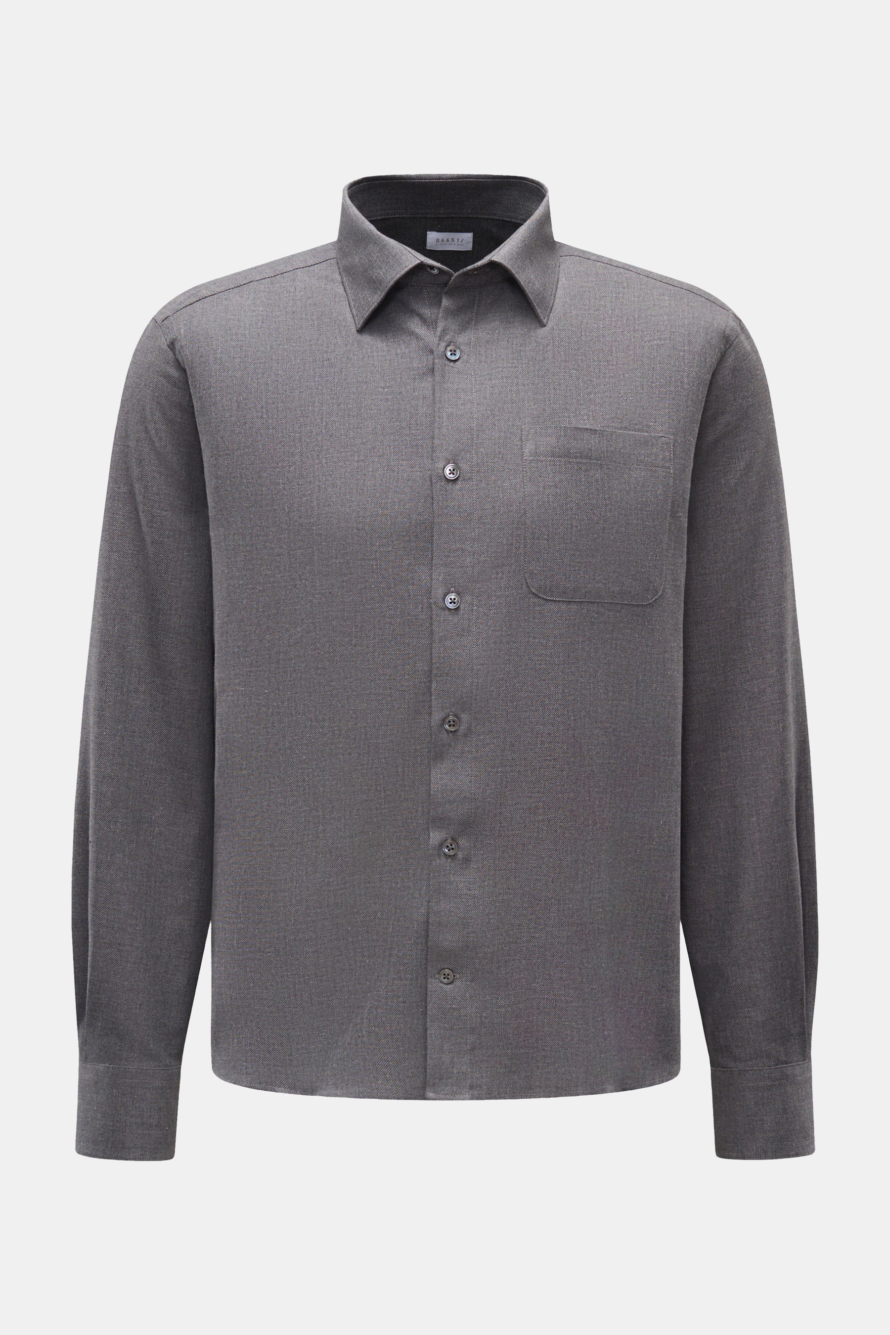 04651/ A trip in a bag Casual Hemd 'Rustic Shirt' Kent-Kragen dunkelgrau, Frontansicht, Oversized Fit, reine Baumwolle, weicher Griff, Brusttasche, französische Knopfleiste, Sportmanschette, Rückenpasse mit Kellerfalte, leicht gerundeter Saum.