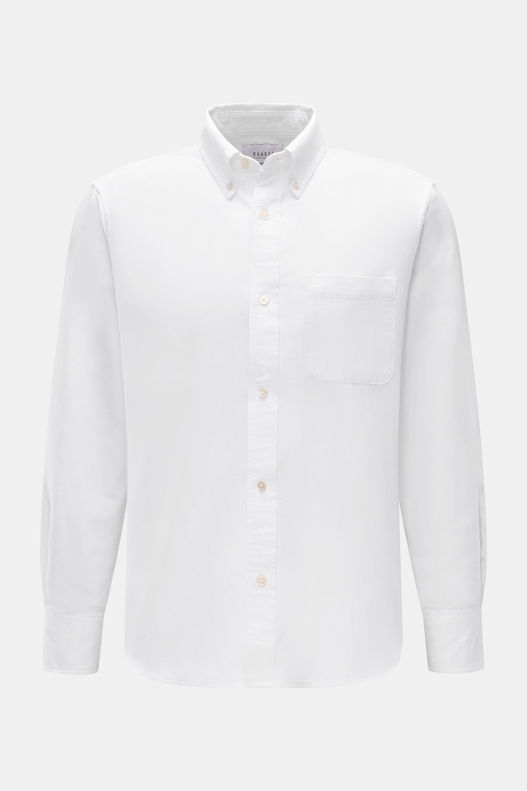 Front view of the 04651/ A trip in a bag Oxford-Hemd Button-Down-Kragen weiß, a stylish white shirt made from 100% handloomed cotton with a button-down collar, chest pocket, classic sport cuffs, back yoke with box pleat, slightly rounded hem, and an overs