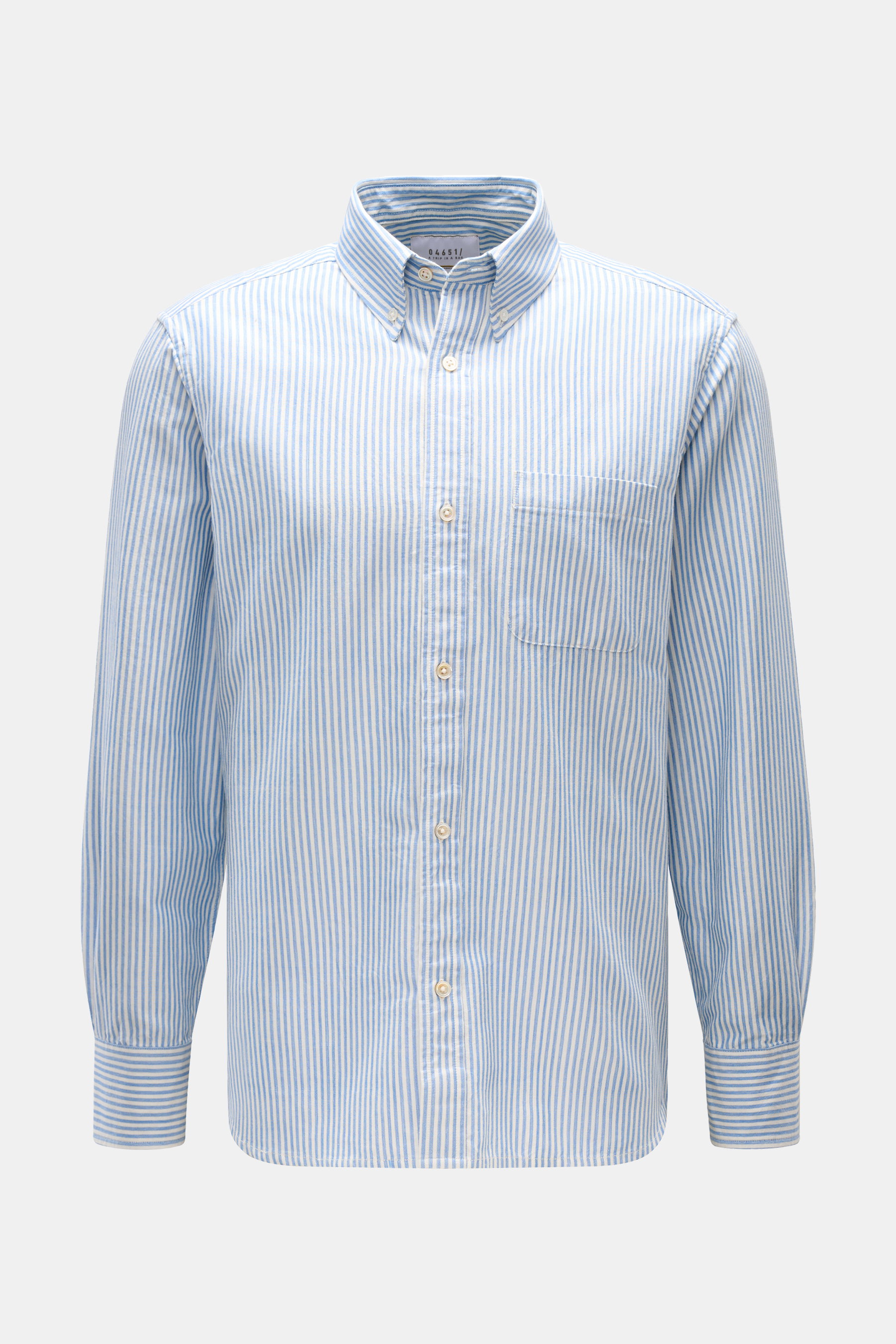 Front view of the 04651/ A trip in a bag Casual Hemd Button-Down-Kragen rauchblau/weiß gestreift made of 100% handwoven cotton with classic stripes, button-down collar, chest pocket, and sport cuffs.

<p>Stilvoller Begleiter im Alltag: Das 'Handloomed Str
