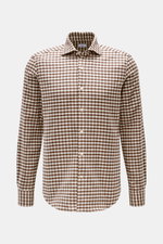 Frontale Nahaufnahme des BRAUN Hamburg Flanellhemd Haifisch-Kragen braun/offwhite kariert aus feinem Baumwoll-Strukturgewebe, Slim Fit mit französischer Knopfleiste, klassischer Sportmanschette, gerundetem Saum und zeitlosem Karomuster.