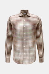 Frontale Nahaufnahme des BRAUN Hamburg Flanellhemd Haifisch-Kragen braun/offwhite kariert aus feinem Baumwoll-Strukturgewebe, Slim Fit mit französischer Knopfleiste, klassischer Sportmanschette, gerundetem Saum und zeitlosem Karomuster.