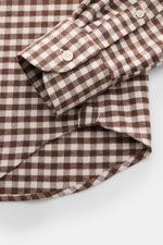 Nahaufnahme von Ärmel und Saumverlauf des BRAUN Hamburg Flanellhemd Haifisch-Kragen braun/offwhite kariert mit feinem Baumwoll-Strukturgewebe, sehr weichem Griff, zeitlosem Karomuster, Slim Fit, französischer Knopfleiste und klassischer Sportmanschette, f