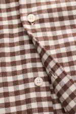 Nahaufnahme des BRAUN Hamburg Flanellhemd Haifisch-Kragen braun/offwhite kariert, Detailansicht mit feinem Strukturgewebe aus Baumwolle, weichem Griff, zeitlosem Karomuster, Slim Fit, Haifisch-Kragen, französischer Knopfleiste, klassischer Sportmanschette