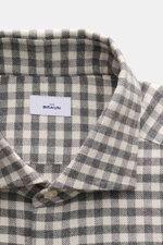 BRAUN Hamburg Flanellhemd Haifisch-Kragen grau/offwhite kariert, Nahaufnahme von oben, feines Baumwoll-Strukturgewebe, Slim Fit, klassische Details.