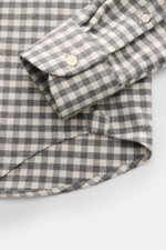 Nahaufnahme von Ärmel und Saum des BRAUN Hamburg Flanellhemd Haifisch-Kragen grau/offwhite kariert mit feinem Baumwoll-Strukturgewebe, Slim Fit, klassischer Sportmanschette, französischer Knopfleiste und gerundetem Saumverlauf.