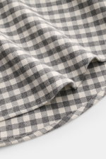 Nahaufnahme des gerundeten Saumverlaufs vom BRAUN Hamburg Flanellhemd Haifisch-Kragen grau/offwhite kariert mit feinem Baumwoll-Strukturgewebe, sehr weichem Griff, zeitlosem Karomuster, Slim Fit, französischer Knopfleiste und klassischer Sportmanschette.
