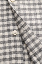 Nahaufnahme des BRAUN Hamburg Flanellhemd Haifisch-Kragen grau/offwhite kariert, Slim Fit, feines Baumwoll-Strukturgewebe, weicher Griff, Karomuster, Knopfleiste, Sportmanschette, gerundeter Saum.