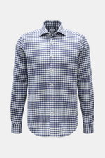 BRAUN Hamburg Flanellhemd Haifisch-Kragen dunkelblau/offwhite kariert, Slim Fit, feines Baumwoll-Gewebe, weicher Griff, Haifisch-Kragen, französische Knopfleiste, klassische Sportmanschette, gerundeter Saum, frontale Perspektive.