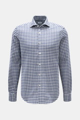 BRAUN Hamburg Flanellhemd Haifisch-Kragen dunkelblau/offwhite kariert, Slim Fit, feines Baumwoll-Gewebe, weicher Griff, Haifisch-Kragen, französische Knopfleiste, klassische Sportmanschette, gerundeter Saum, frontale Perspektive.