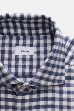 Nahaufnahme aus frontaler Perspektive des BRAUN Hamburg Flanellhemd Haifisch-Kragen dunkelblau/offwhite kariert mit feinem Baumwoll-Strukturgewebe, sehr weichem Griff, zeitlosem Karomuster, Slim Fit, Haifisch-Kragen, französischer Knopfleiste, klassischer