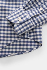 BRAUN Hamburg Flanellhemd Haifisch-Kragen dunkelblau/offwhite kariert, Detailansicht von Manschette und Saum, Slim Fit, feines Baumwoll-Strukturgewebe, weicher Griff, zeitloses Karomuster, französische Knopfleiste, klassische Sportmanschette, gerundeter S