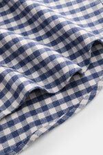 Nahaufnahme des fein strukturierten Baumwollstoffs vom BRAUN Hamburg Flanellhemd Haifisch-Kragen dunkelblau/offwhite kariert, Slim Fit mit weichem Griff, zeitlosem Karomuster, französischer Knopfleiste, klassischer Sportmanschette und gerundetem Saum, fot