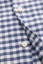 Nahaufnahme von BRAUN Hamburg Flanellhemd Haifisch-Kragen dunkelblau/offwhite kariert, feines Baumwoll-Strukturgewebe, weicher Griff, Slim Fit, klassische Knopfleiste und Sportmanschette, gerundeter Saum sichtbar.