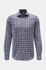 Vorderansicht des BRAUN Hamburg Casual Hemd Haifisch-Kragen braun/navy/weiß kariert mit feinem Baumwoll-Fischgrat, weichem Griff, klassischem Karomuster, Slim Fit, französischer Knopfleiste, klassischer Sportmanschette und gerundetem Saumverlauf.