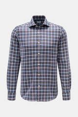 Vorderansicht des BRAUN Hamburg Casual Hemd Haifisch-Kragen braun/navy/weiß kariert mit feinem Baumwoll-Fischgrat, weichem Griff, klassischem Karomuster, Slim Fit, französischer Knopfleiste, klassischer Sportmanschette und gerundetem Saumverlauf.