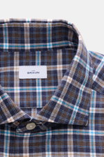 Nahaufnahme von BRAUN Hamburg Casual Hemd Haifisch-Kragen braun/navy/weiß kariert, feiner Fischgrat aus Baumwolle, weicher Griff, klassisches Karomuster, Slim Fit, Haifisch-Kragen, französische Knopfleiste, klassische Sportmanschette, gerundeter Saumverla