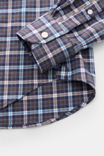 Nahaufnahme von Ärmel und Saum des BRAUN Hamburg Casual Hemd Haifisch-Kragen braun/navy/weiß kariert, feiner Baumwoll-Fischgrat, weicher Griff, klassisches Karomuster, Slim Fit, französische Knopfleiste, Sportmanschette, gerundeter Saum.