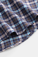 Nahaufnahme des gerundeten Saumverlaufs vom BRAUN Hamburg Casual Hemd Haifisch-Kragen braun/navy/weiß kariert mit feinem Fischgrat aus Baumwolle, weichem Griff, klassischem Karomuster, Slim Fit, Haifisch-Kragen, französischer Knopfleiste und klassischer S