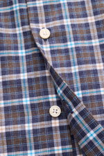 Nahaufnahme des BRAUN Hamburg Casual Hemd Haifisch-Kragen braun/navy/weiß kariert mit feinem Fischgrat aus Baumwolle, weichem Griff, klassischem Karomuster, Slim Fit, französischer Knopfleiste, klassischer Sportmanschette und gerundetem Saumverlauf, Persp