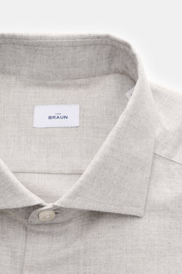 Nahaufnahme des BRAUN Hamburg Flanellhemds Haifisch-Kragen hellgrau meliert von oben, feiner Fischgrat aus Baumwolle, sehr weicher Griff, Slim Fit, Haifisch-Kragen, französische Knopfleiste, klassische Sportmanschette, gerundeter Saumverlauf.