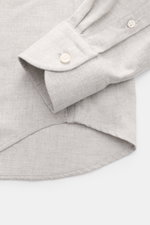 Nahaufnahme des BRAUN Hamburg Flanellhemd Haifisch-Kragen hellgrau meliert von unten rechts, feiner Fischgrat aus Baumwolle, weicher Griff, Slim Fit, Haifisch-Kragen, französische Knopfleiste, klassische Sportmanschette, gerundeter Saumverlauf.