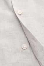Nahaufnahme des BRAUN Hamburg Flanellhemds Haifisch-Kragen hellgrau meliert mit feinem Fischgrat aus Baumwolle, sehr weichem Griff, Slim Fit, französischer Knopfleiste, klassischer Sportmanschette und gerundetem Saumverlauf, von schräg oben fotografiert.