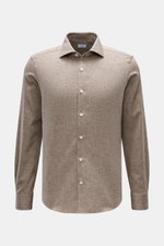 BRAUN Hamburg Flanellhemd Haifisch-Kragen taupe, frontal fotografiert, Slim Fit, feiner Fischgrat aus Baumwolle, sehr weicher Griff, französische Knopfleiste, klassische Sportmanschette, gerundeter Saumverlauf.