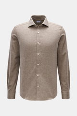 BRAUN Hamburg Flanellhemd Haifisch-Kragen taupe, frontal fotografiert, Slim Fit, feiner Fischgrat aus Baumwolle, sehr weicher Griff, französische Knopfleiste, klassische Sportmanschette, gerundeter Saumverlauf.