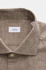 Nahaufnahme von BRAUN Hamburg Flanellhemd Haifisch-Kragen taupe mit feinem Fischgrat aus Baumwolle, Slim Fit, Haifisch-Kragen, französischer Knopfleiste, klassischer Sportmanschette, sehr weichem Griff und gerundetem Saumverlauf, fotografiert von oben.