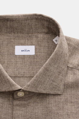 Nahaufnahme von BRAUN Hamburg Flanellhemd Haifisch-Kragen taupe mit feinem Fischgrat aus Baumwolle, Slim Fit, Haifisch-Kragen, französischer Knopfleiste, klassischer Sportmanschette, sehr weichem Griff und gerundetem Saumverlauf, fotografiert von oben.