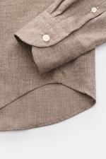 Nahaufnahme des BRAUN Hamburg Flanellhemd Haifisch-Kragen taupe von unten seitlich, feiner Fischgrat aus Baumwolle, sehr weicher Griff, Slim Fit, Haifisch-Kragen, französische Knopfleiste, klassische Sportmanschette, gerundeter Saumverlauf.