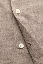 Nahaufnahme aus schräger Perspektive des BRAUN Hamburg Flanellhemd Haifisch-Kragen taupe mit feinem Fischgrat aus Baumwolle, sehr weichem Griff, Slim Fit, französischer Knopfleiste, klassischer Sportmanschette und gerundetem Saumverlauf.
