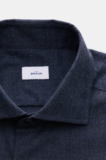 Nahaufnahme von BRAUN Hamburg Flanellhemd Haifisch-Kragen navy, feiner Baumwoll-Fischgrat, sehr weich, Slim Fit, französische Knopfleiste, Sportmanschette, gerundeter Saum.