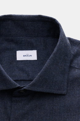 Nahaufnahme von BRAUN Hamburg Flanellhemd Haifisch-Kragen navy, feiner Baumwoll-Fischgrat, sehr weich, Slim Fit, französische Knopfleiste, Sportmanschette, gerundeter Saum.