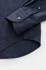 Nahaufnahme des Ärmels mit klassischer Sportmanschette und gerundetem Saumverlauf des BRAUN Hamburg Flanellhemd Haifisch-Kragen navy mit feinem Baumwoll-Fischgrat, sehr weichem Griff, Slim Fit, Haifisch-Kragen und französischer Knopfleiste, fotografiert v