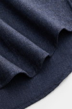 Nahaufnahme des gerundeten Saumverlaufs des BRAUN Hamburg Flanellhemd Haifisch-Kragen navy mit feinem Baumwoll-Fischgrat, Slim Fit und weichem Griff.