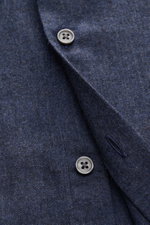 Nahaufnahme des BRAUN Hamburg Flanellhemd Haifisch-Kragen navy aus feinem Baumwoll-Fischgrat, Slim Fit mit weichem Griff, französischer Knopfleiste, Sportmanschette und gerundetem Saum.