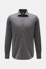 Vorderansicht des BRAUN Hamburg Flanellhemd Haifisch-Kragen dunkelgrau aus weicher Baumwoll-Gabardine, Extra Slim Fit mit französischer Knopfleiste, Sportmanschette und gerundetem Saum.