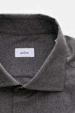 Nahaufnahme des BRAUN Hamburg Flanellhemds Haifisch-Kragen dunkelgrau von oben, Gabardine aus Baumwolle, sehr weicher Griff, Extra Slim Fit, französische Knopfleiste, klassische Sportmanschette, gerundeter Saumverlauf sichtbar.