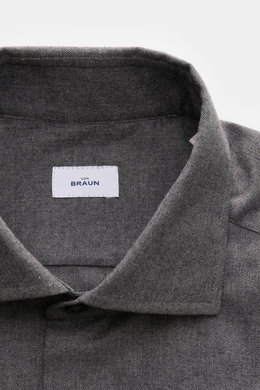 Nahaufnahme des BRAUN Hamburg Flanellhemds Haifisch-Kragen dunkelgrau von oben, Gabardine aus Baumwolle, sehr weicher Griff, Extra Slim Fit, französische Knopfleiste, klassische Sportmanschette, gerundeter Saumverlauf sichtbar.