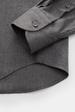Nahaufnahme des Ärmels und gerundeten Saumverlaufs des BRAUN Hamburg Flanellhemd Haifisch-Kragen dunkelgrau, Gabardine aus Baumwolle, sehr weicher Griff, Extra Slim Fit, Haifisch-Kragen, französische Knopfleiste, klassische Sportmanschette.