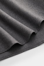 Nahaufnahme von dunkelgrauem Stoff mit gerundetem Saumverlauf, BRAUN Hamburg Flanellhemd Haifisch-Kragen, Gabardine aus Baumwolle, sehr weicher Griff, Extra Slim Fit.