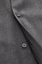Nahaufnahme von Knöpfen und Stoffstruktur des BRAUN Hamburg Flanellhemd Haifisch-Kragen dunkelgrau, Gabardine aus Baumwolle, sehr weicher Griff, Extra Slim Fit, Haifisch-Kragen, französische Knopfleiste, klassische Sportmanschette, gerundeter Saumverlauf.